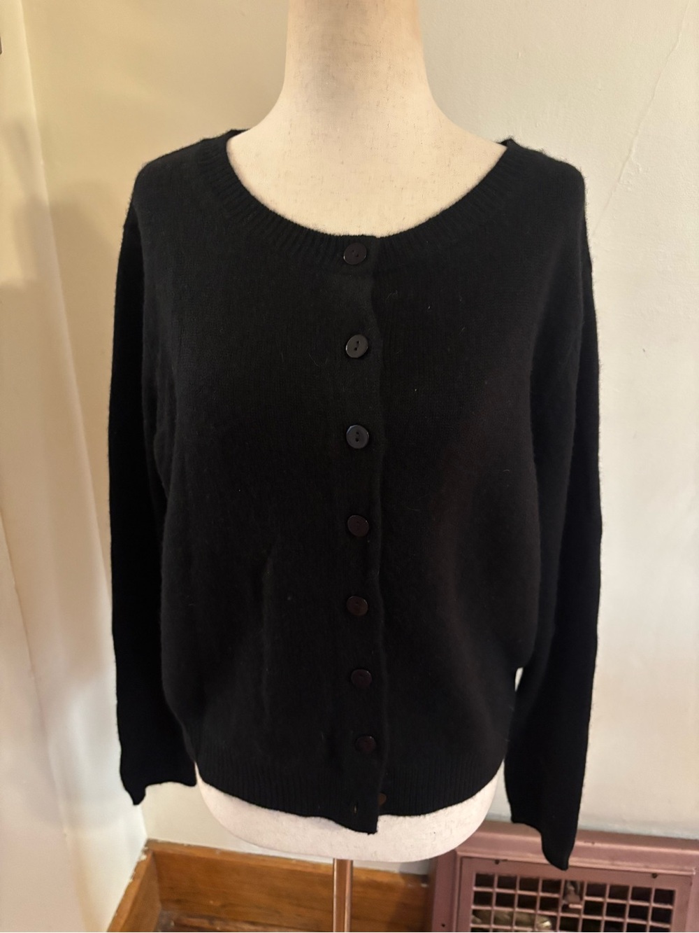 Quince Women’s Mongolian Cashmere Cropped Crew Cardigan Black large NWT - Picture 5 of 9